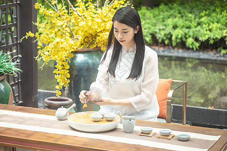 茶水疗愈古韵：感冒良方与现代品茗益处解析